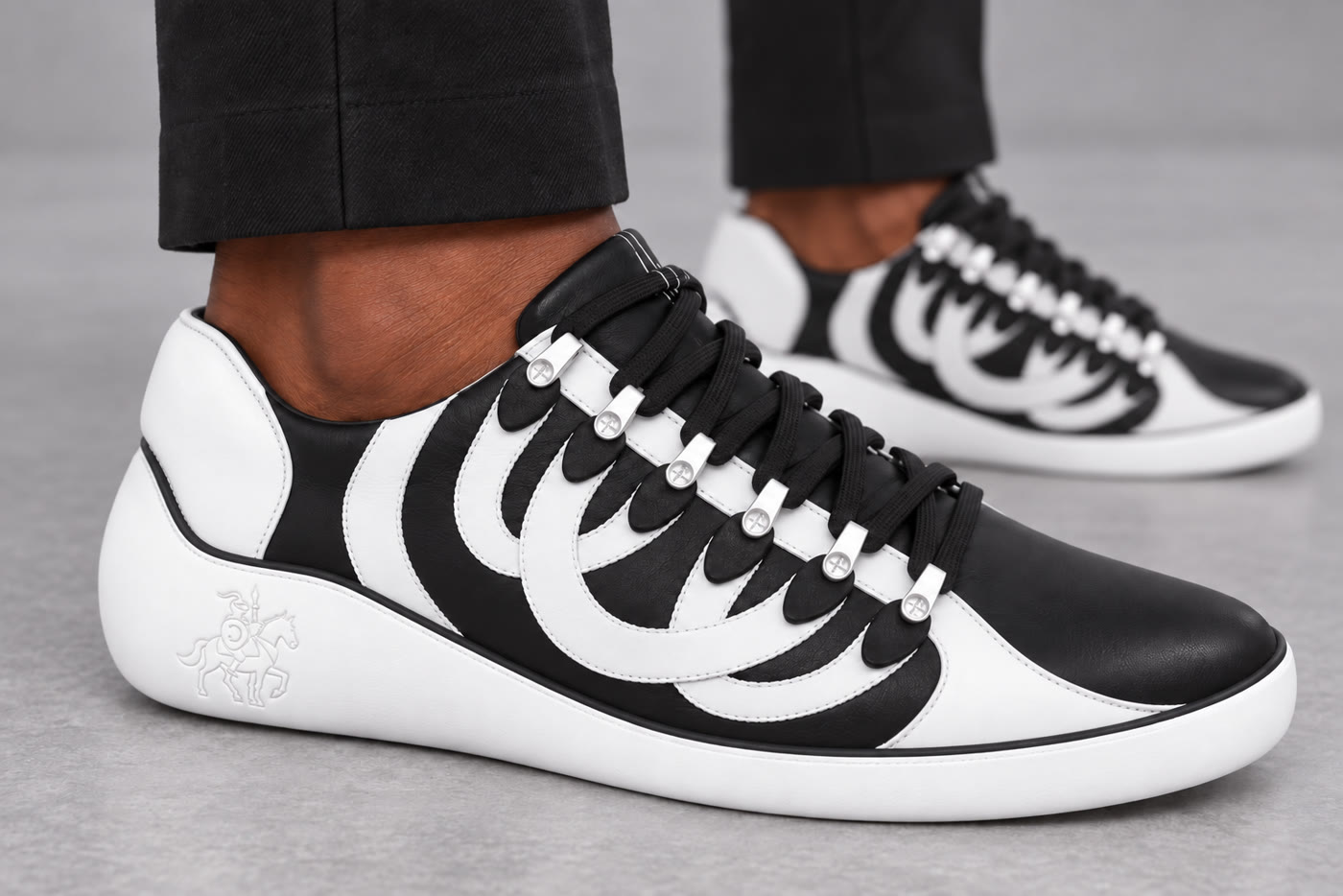 Chippo sneaker worn, black and white